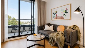 Apartamento, 2 habitaciones | Zona de estar | Una televisión de pantalla plana