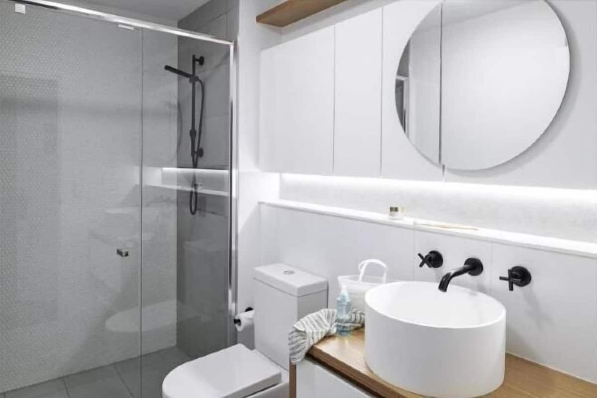 Badezimmer | Dusche, kostenlose Toilettenartikel, Haartrockner, Handtücher