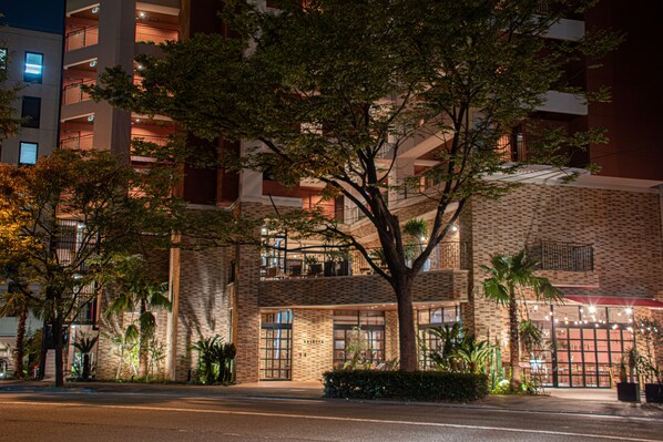 施設の正面 (日没後)