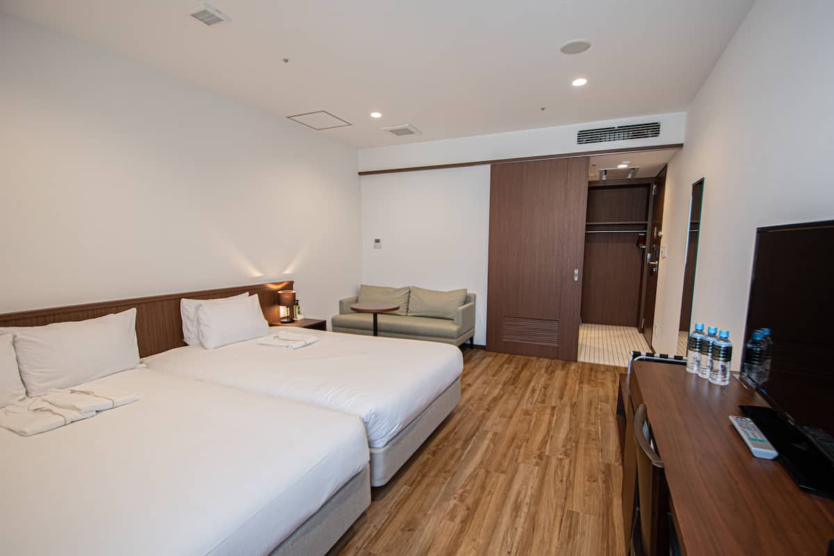 Quarto duplo luxo (2 Single Beds, for only 3 Guests) | Cofres nos quartos, escrivaninha, Wi-Fi de cortesia, roupa de cama