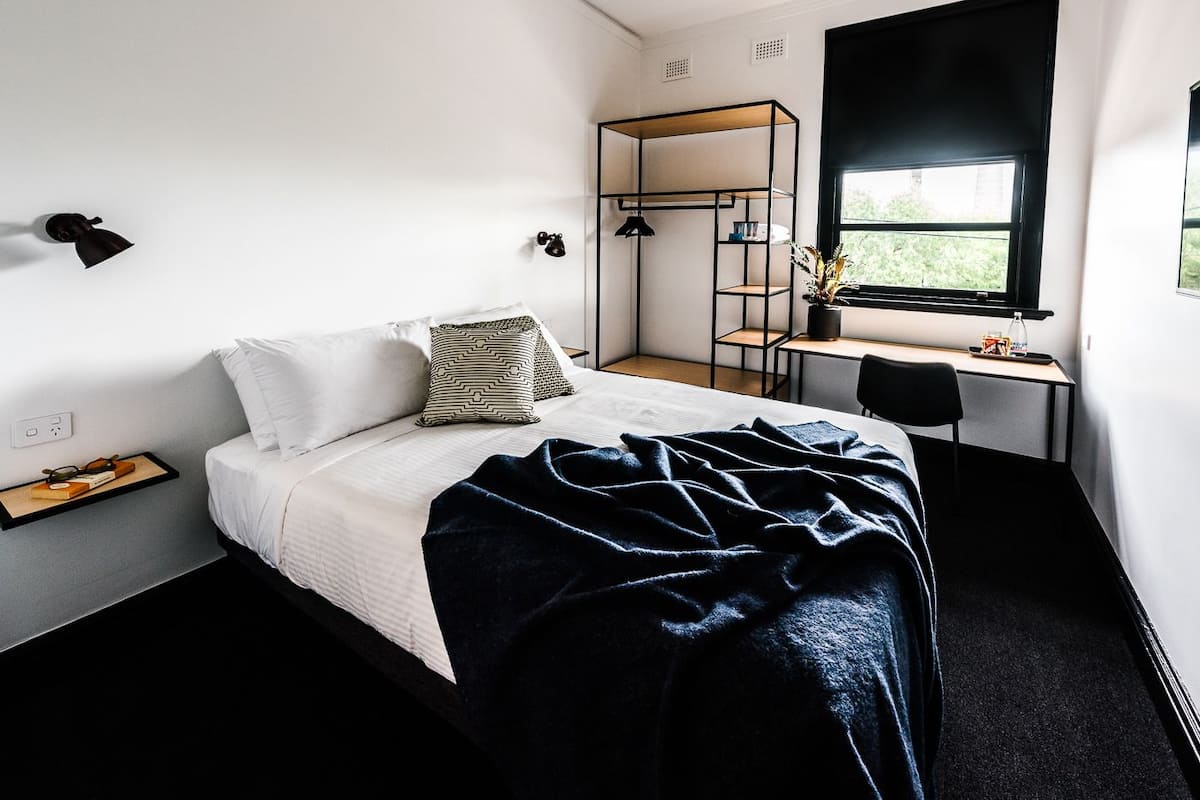 Room, 1 Katil Ratu (Queen), Shared Bathroom | Peralatan tempat tidur premium, meja, seterika/papan seterika