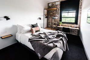 Standaard tweepersoonskamer, 1 tweepersoonsbed, gedeelde badkamer | Luxe beddengoed, een bureau, een strijkplank/strijkijzer, gratis wifi