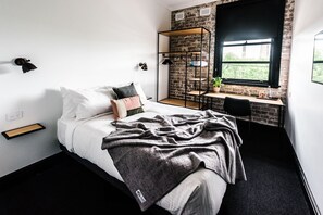 Standard-Doppelzimmer, 1 Doppelbett, Gemeinschaftsbad | Hochwertige Bettwaren, Schreibtisch, Bügeleisen/Bügelbrett