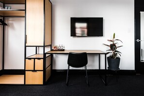Literie de qualité supérieure, bureau, fer et planche à repasser