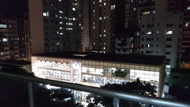 Un rascacielos iluminado durante la noche.