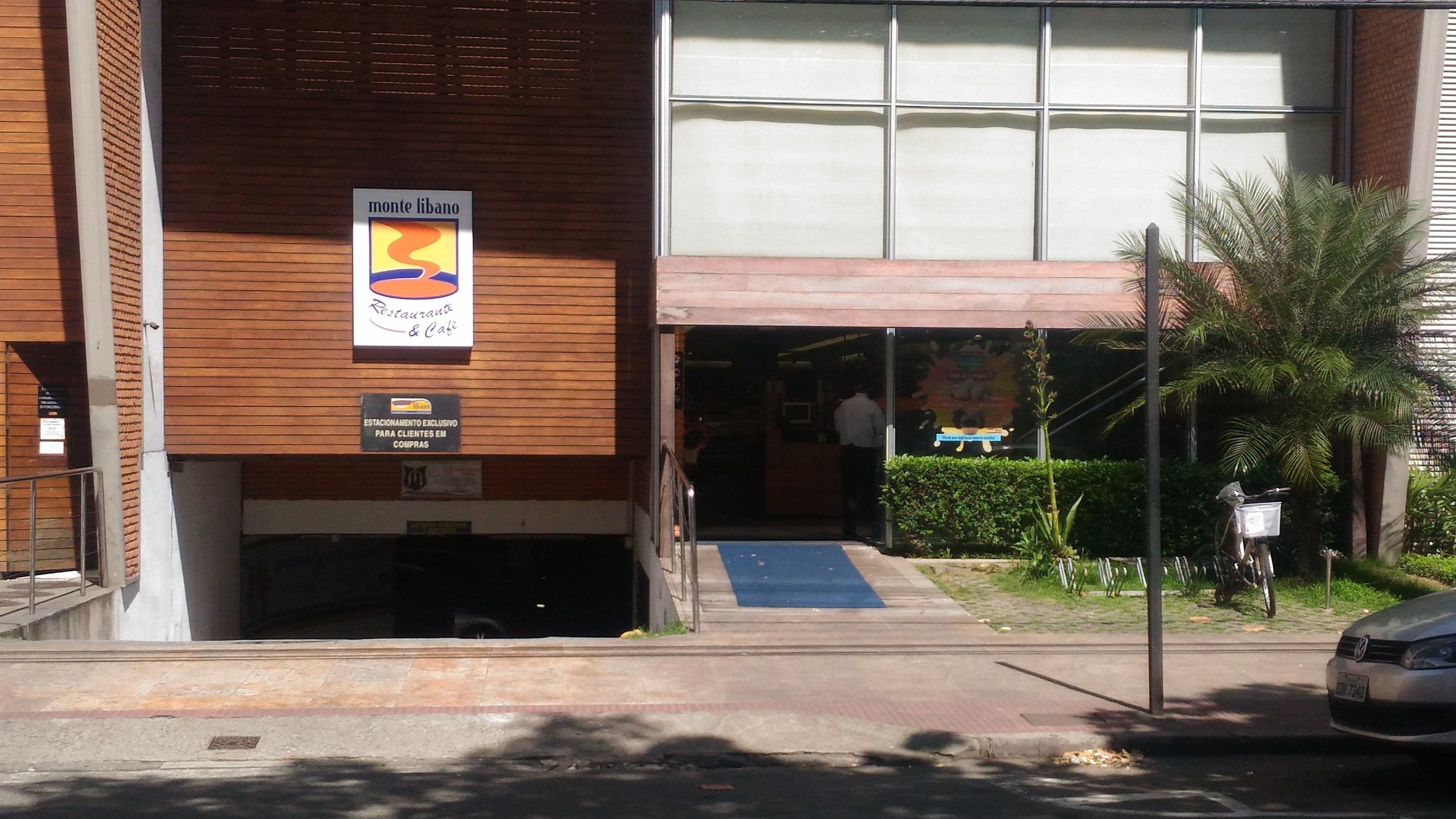 Un bâtiment portant une enseigne indiquant « Monte Libano Restaurant & Cafe » et une autre indiquant un espace réservé à la clientèle.