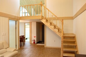 Suite (3 beds) | Wohnbereich | Fernseher