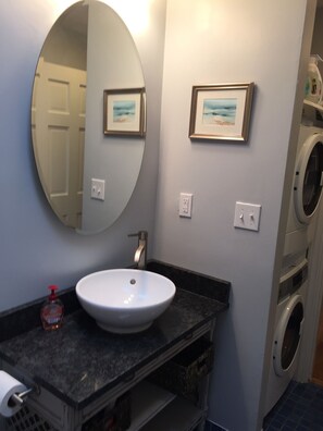 Dusj, hårføner og håndklær