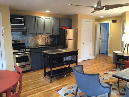 Contemporary Style And Comfort Convenient To Boston And Route 128