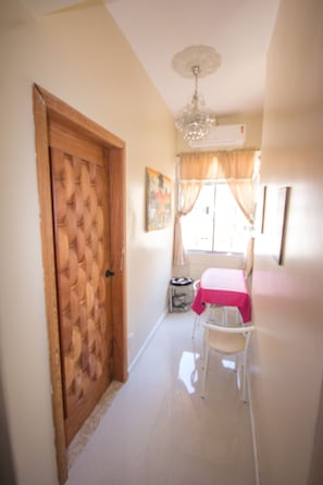 Appartement traditionnel, 1 chambre | Aire de séjour | Téléviseur au plasma