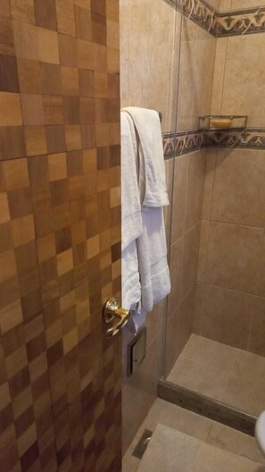 Traditional Apartment, 1 Bedroom | Bathroom | Shower, rainfall showerhead, towels - Copacabana Near the Beach (Rio de Janeiro)