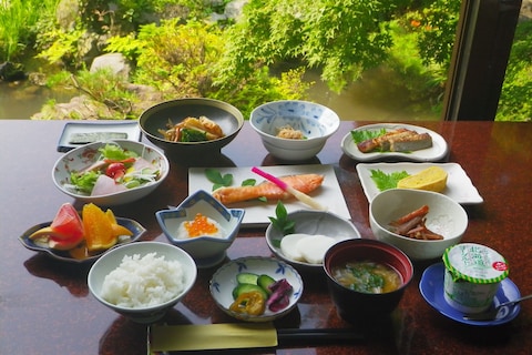 割烹旅館 新花の茶家