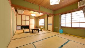 Japanese Style Room for 6 People, 2nd Floor | Desk, bed sheets