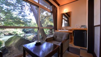 传统客房, 一层 (Japanese Style, 3 People) | 办公桌、床单