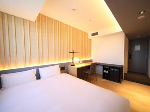 Standard Double Room, Non Smoking | Meja, langsir/tirai gelap terus, kalis bunyi, seterika/papan seterika 