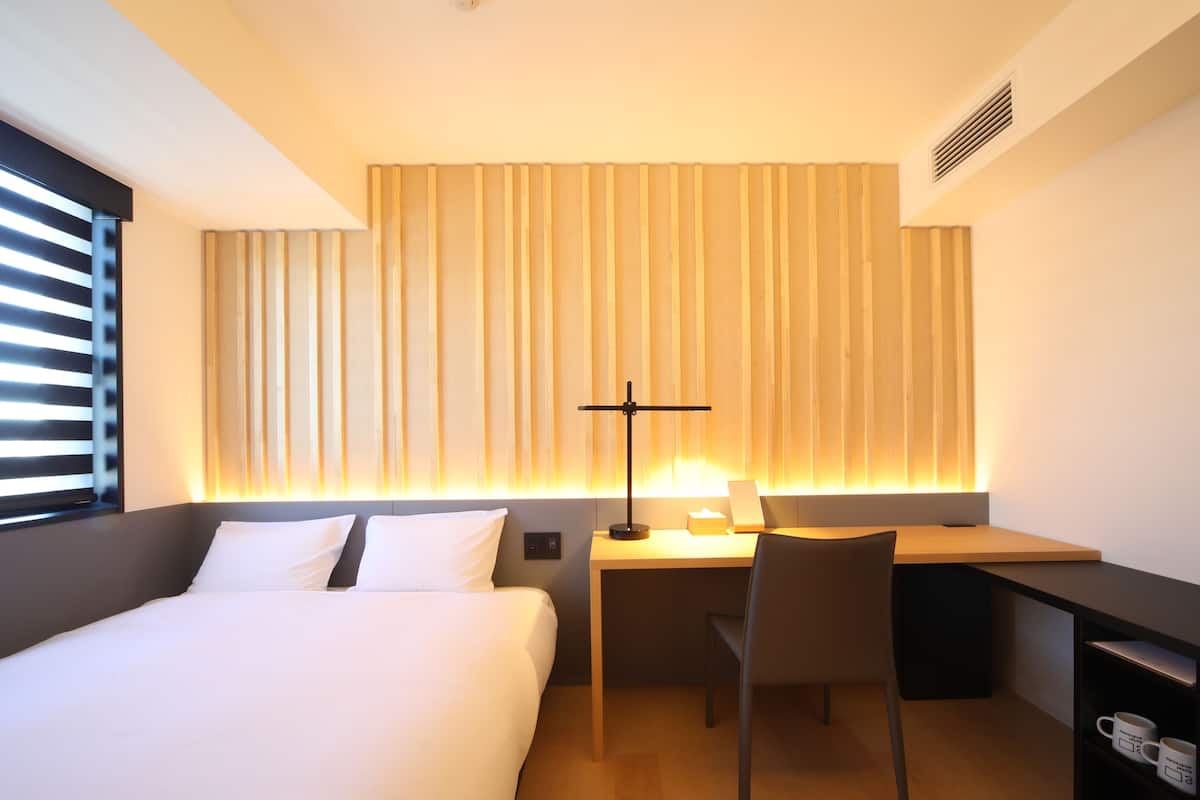 Habitación estándar doble, no fumadores | Escritorio, cortinas opacas, sistema de insonorización