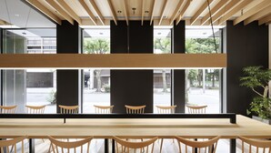 Un comedor moderno con una larga mesa y seis sillas de madera.