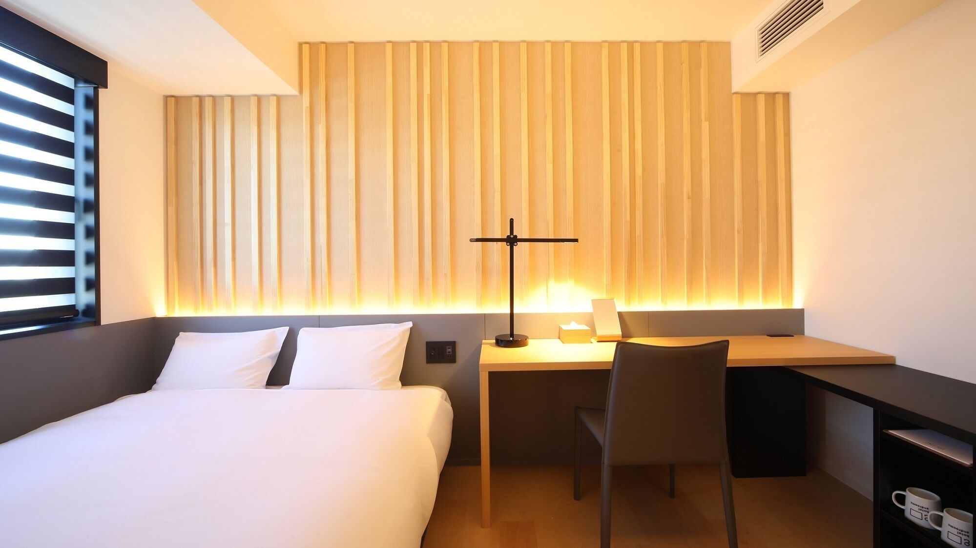 Escrivaninha, cortinas blackout, quartos à prova de som