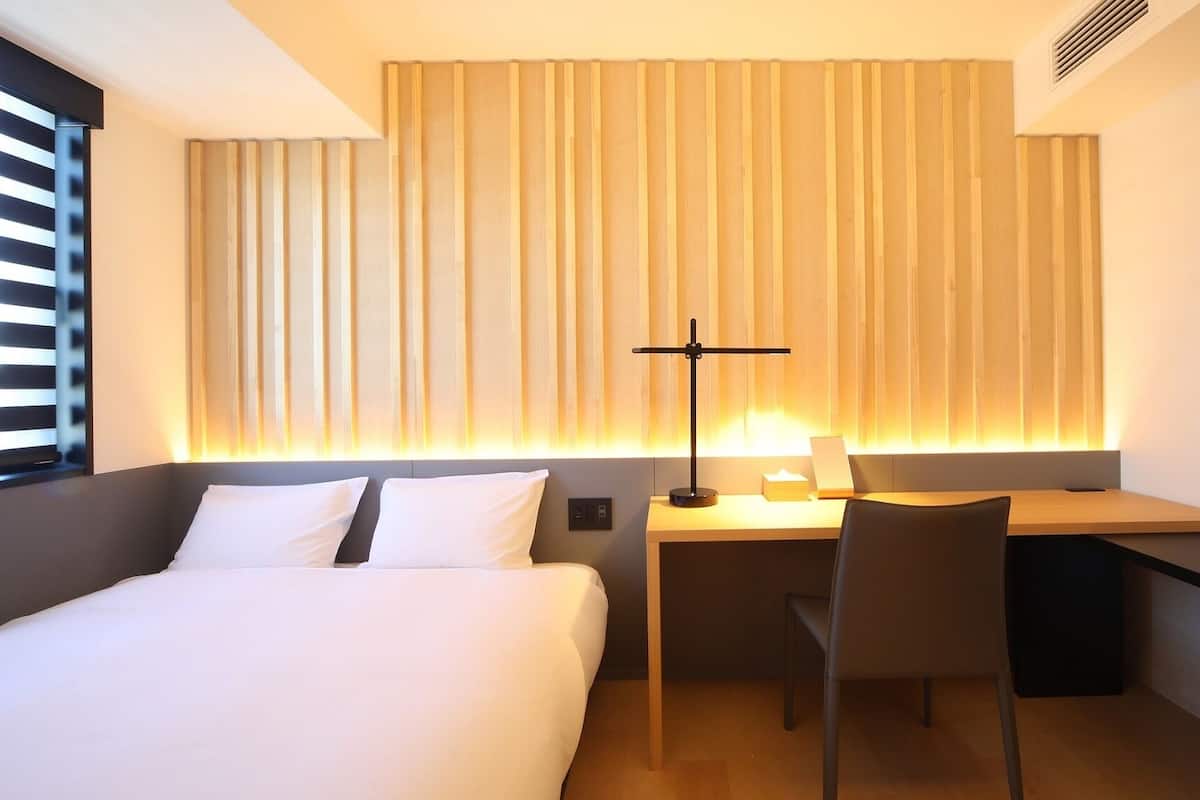 Escritorio, cortinas opacas, sistema de insonorización