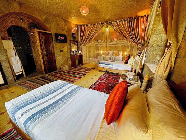 Kamar Quadruple Keluarga, Beberapa Tempat Tidur, pemandangan kebun, tepi gunung | Meja kerja, kedap suara, dan Wi-Fi gratis