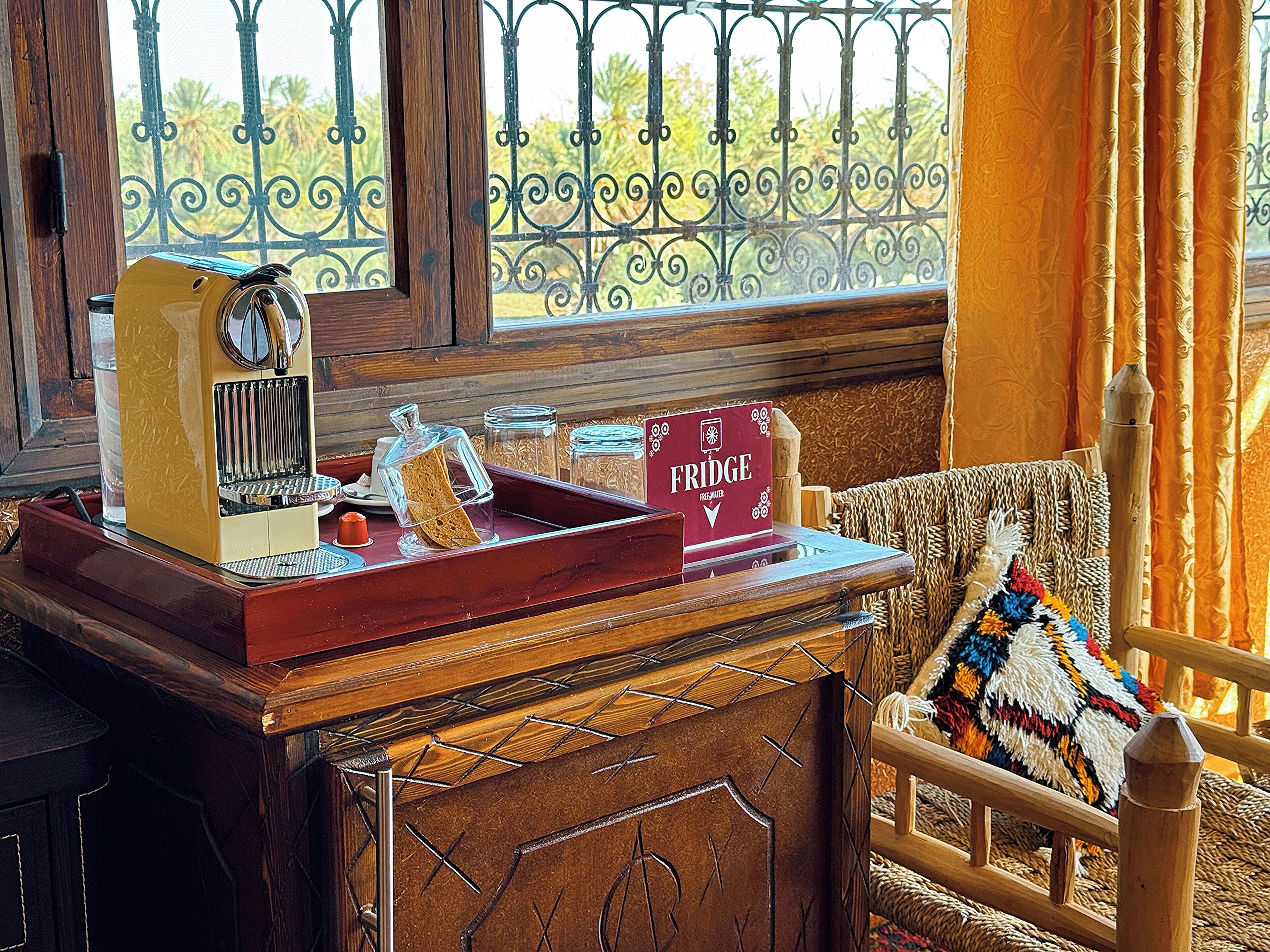 Una cocina de estilo vintage con un gabinete de madera, una bandeja roja y un cartel que dice "FRIDGE".