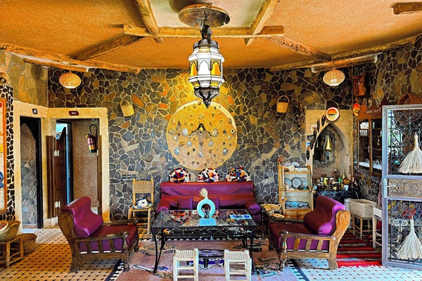 Televisión de pantalla plana, chimenea, juguetes