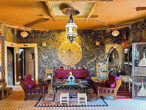 Flat-screen TV, fireplace, toys - Riad Chay & Boutique (Tarmigt)
