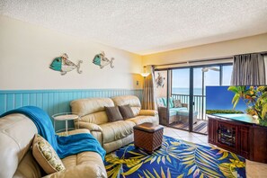TV - Villa Madeira 504 | Beach FRONT|Walk to John's Pass! (Madeira Beach)