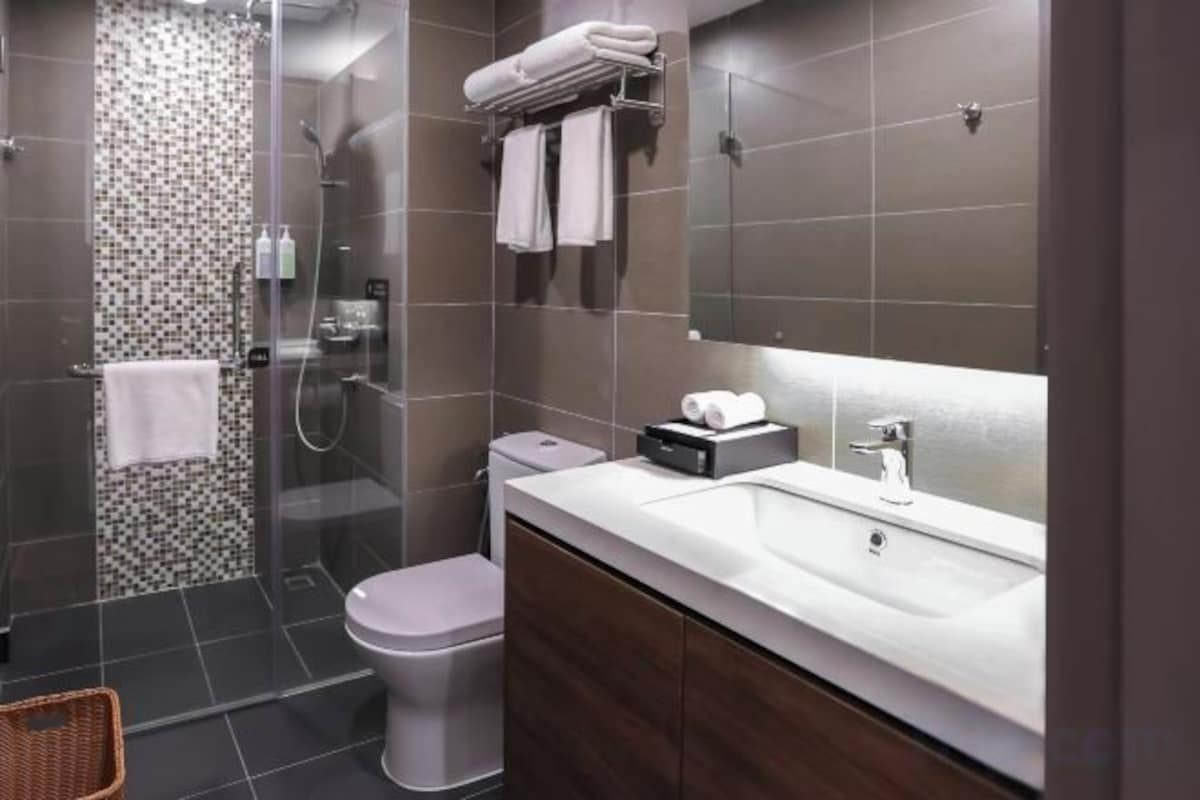 Shower, rainfall showerhead, free toiletries, hair dryer