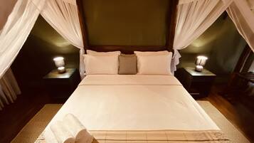 Minibar, desk, laptop workspace, free WiFi
