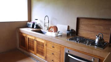Fridge, oven, stovetop, coffee/tea maker