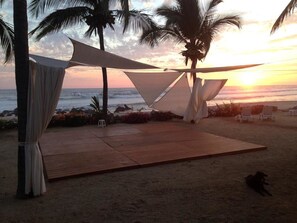 On the beach - Beautiful, new beachfront villa-saltwater pool, gardens, directly on the ocean! (Troncones)