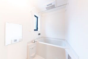 Habitación familiar, no fumadores | Baño | Bañera y ducha independientes y artículos de higiene personal gratuitos