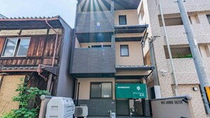 A multi-story building with a sign for 'Guesthouse Kyoto West Avenue Salin'. - Hotel MUSUBI KYOTO Saiin (Kyoto)