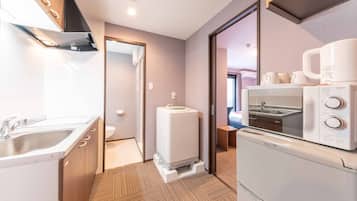 Quarto família, para não fumantes | Cozinha privada | Geladeira, micro-ondas