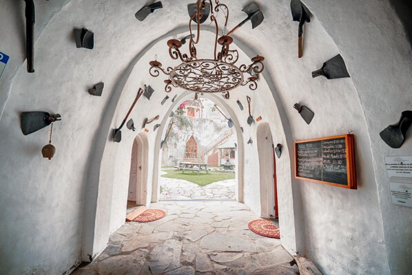 Interior entrance - Hacienda Las Cuevas Terra Lodge (Pifo)