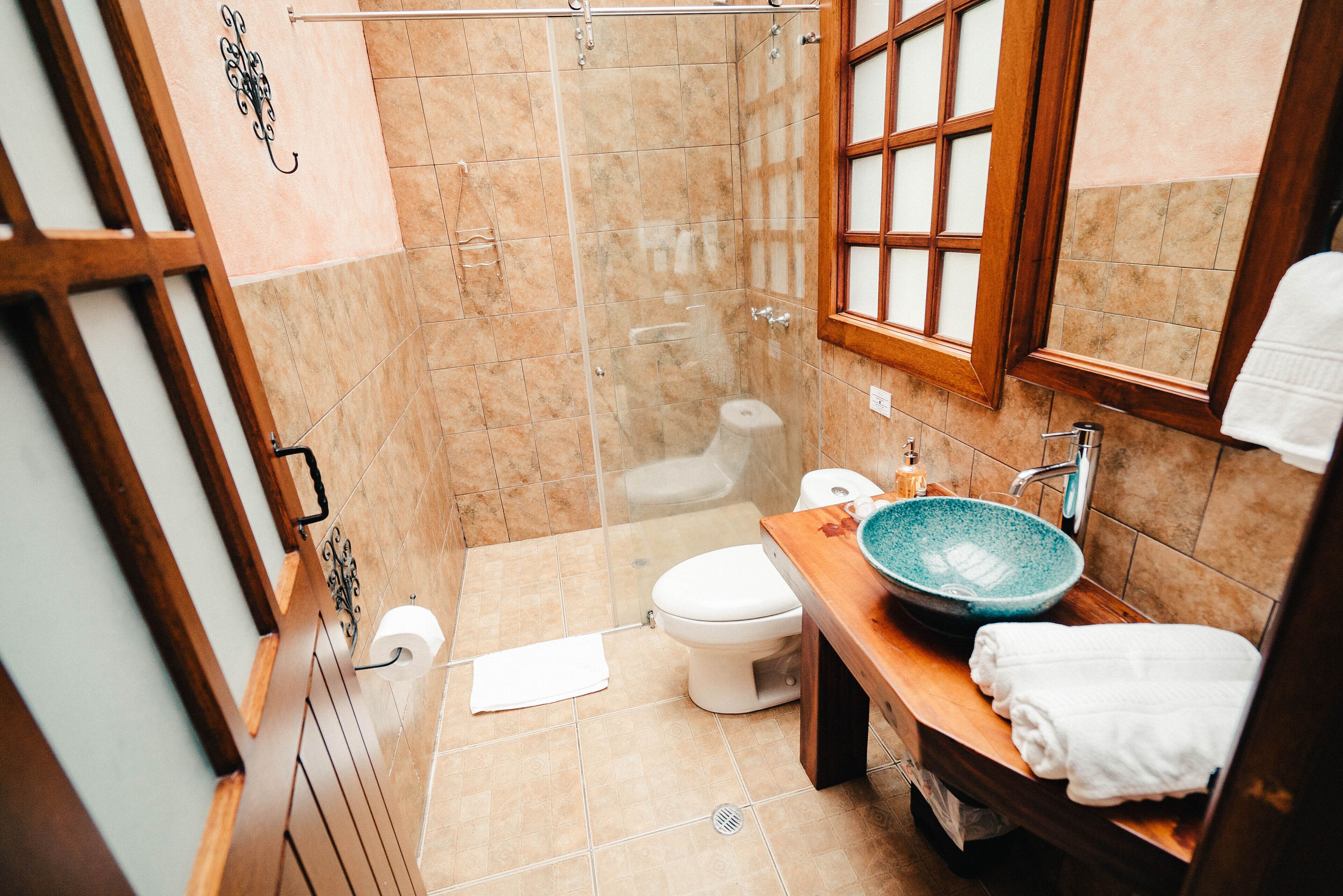 Un baño con ducha, inodoro y lavamanos.