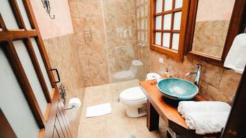 Un baño con ducha, inodoro y lavamanos.
