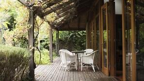 Outdoor dining - Georgie Gardens Daylesford ~ "Gorgeous" ~ Spa Bath (Daylesford)