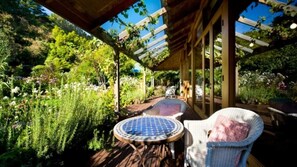 Outdoor dining - Georgie Gardens Daylesford ~ "Gorgeous" ~ Spa Bath (Daylesford)