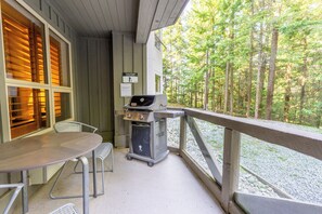 Outdoor dining - Aspens #113 Prime Ski-in Ski-out Location! Pool, Hot tubs, BBQ, sleeps 4 (Whistler)