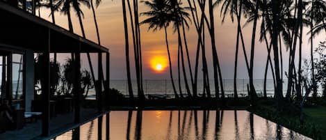 Außenpool, Infinity-Pool, Liegestühle