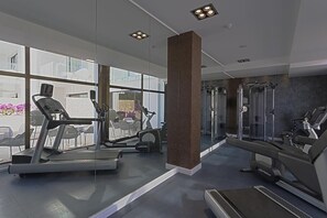A modern gym with treadmills, elliptical machines, and weight equipment. - Catalonia Royal Ses Estaques (Santa Eulalia del Rio)