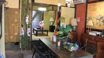 Traditional Townhome, 4 Bedrooms, Non Smoking, City View | In-room dining