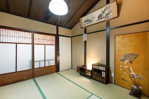 Traditional Townhome, 4 Bedrooms, Non Smoking, City View | Room amenity
