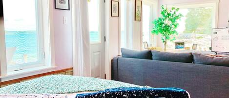 Escritorio, tabla de planchar con plancha, wifi gratis y ropa de cama