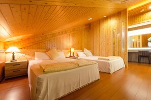 Familien-Suite | Schreibtisch, schallisolierte Zimmer, Bügeleisen/Bügelbrett