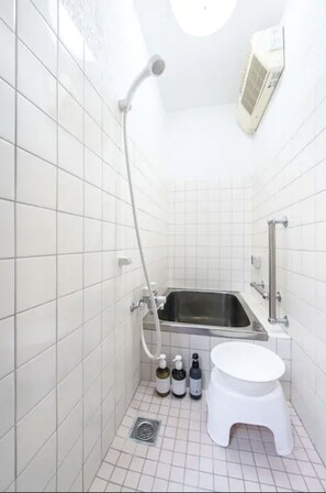 Hus (Holiday Home) | Badeværelse | Separat badekar og bruser, gratis toiletartikler, hårtørrer, hjemmesko