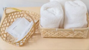 Two wicker baskets, one with a white towel and the other with two rolled towels. - Kyo Cottage Machico Mibu (Kyoto)