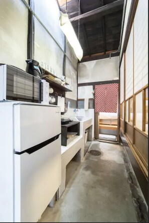 Holiday Home | Private kitchen | Full-sized fridge, microwave, stovetop - Kyo Cottage Machico Mibu (Kyoto)